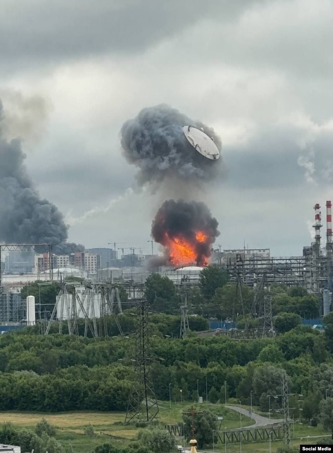 Flak[ë dhe tym ngrihen nga rafineria kryesore e naftës në Moskë pas një sulmi ukrainas në mëngjesin e 18 qershorit.