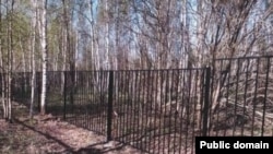 Старая ограда кладбища в селе Юрла