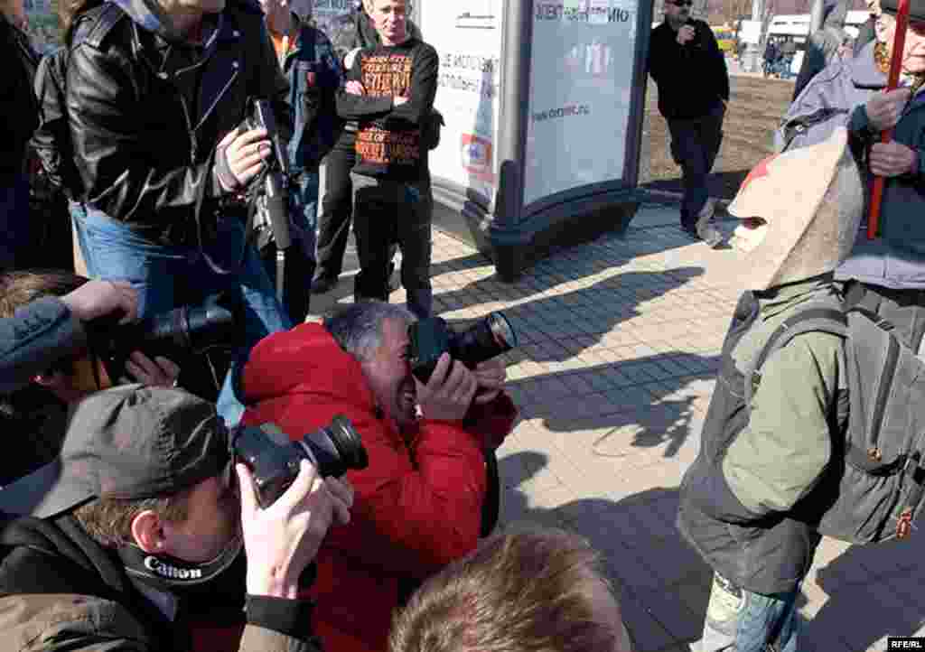 Мальчик в буденовке привлек внимание большинства фотографов и операторов