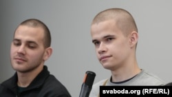 Алексей Каплич (справа) на пресс-конференции освобожденных из тюрем белорусских политзаключенных. Вильнюс, 22 декабря 2025 года