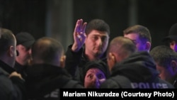 აზა ჩილაჩავა პოლიციელების გარემოცვაში, 19 ოქტომბერი, 2025 წელი