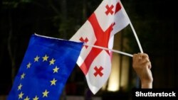 Aİ və Gürcüstan bayraqları