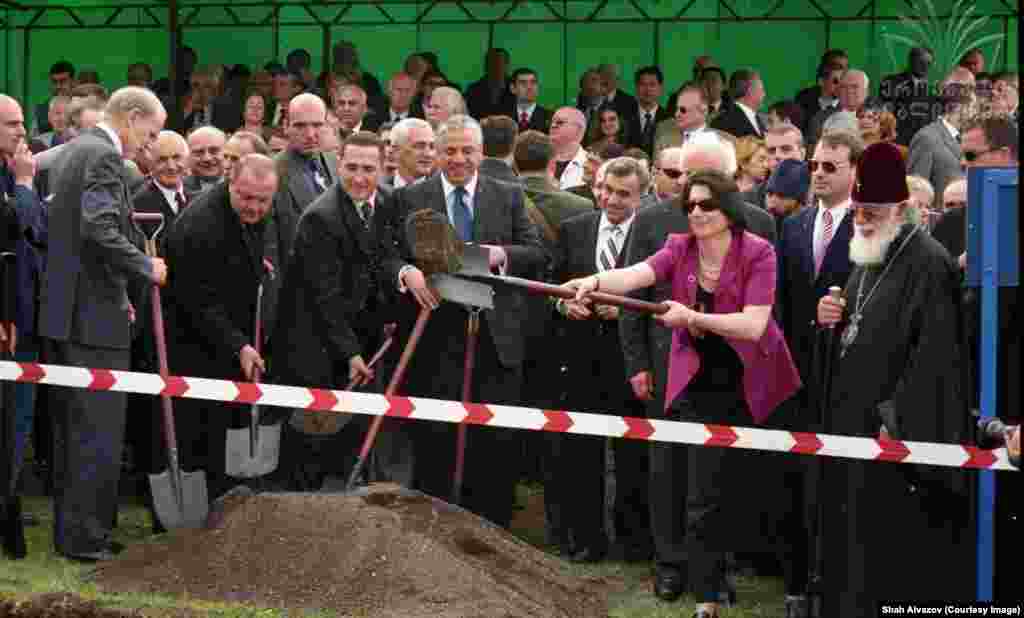 ილია მეორე ბაქო-თბილისი-ჯეიჰანის გახსნის ცერემონიაზე. ფოტოზე ჩანს ნინო ბურჯანაძე, საქართველოს პარლამენტის ყოფილი თავმჯდომარე 2001-2008 წლებში, პრეზიდენტის მაშინდელი ყოფილი რწმუნებული ქვემო ქართლში ლევან მამალაძე და თბილისის ყოფილი მერი ვანო ზოდელავა.