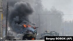 Ova fotografija zabilježena 27. februara 2022. prikazuje ruski oklopni transporter u plamenu tokom borbe sa ukrajinskim oružanim snagama u Harkovu.