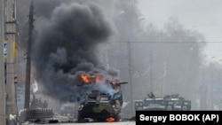 Ілюстраційне фото: підпалений російський бронетранспортер (БТР), 27 лютого 2022 року