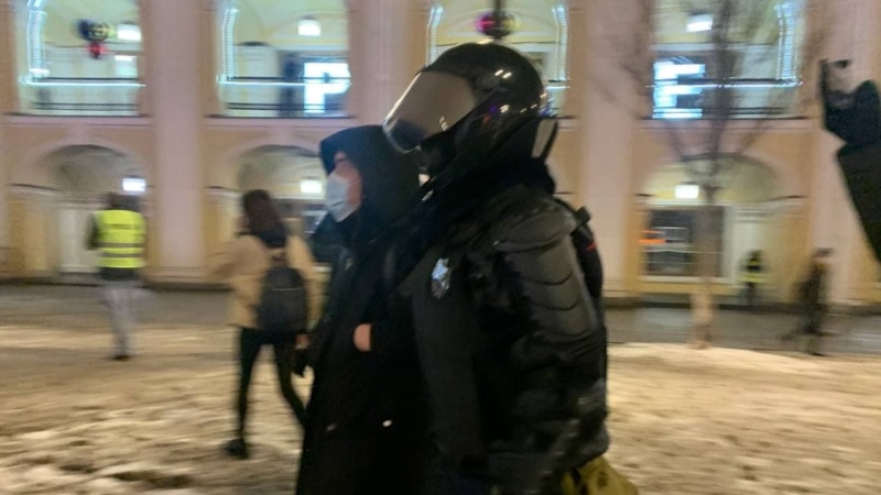 В Петербурге полиция задержала людей после приговора Навальному