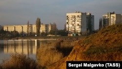 Будинки на березі озера Тобе-Чокрак. Місто Саки є бальнеогрязевим курортом і розташоване на західному узбережжі Криму за 4–5 км від Чорного моря та за 45 км від Сімферополя