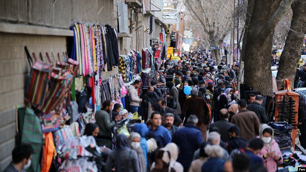 بازار دست‌فروش‌ها در خیابان طالقانی تهران