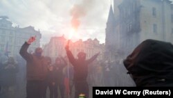 Çehiýaly sport muşdaklary täze çäklendirme çärelerine protest bildirip, polisiýa bilen çaknyşdy. 18-nji oktýabr, Praga.