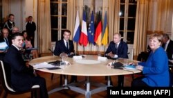 Слева направо: президент Украины Владимир Зеленский, президент Франции Эммануэль Макрон, президент России Владимир Путин и канцлер Германии Ангела Меркель.
