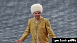 Nedavan nestanak iz javnosti turkmenistanskog autoritarnog predsednika Gurganbulija Berdimuhamedova dao je priliku vodećim komičarima da ismevaju njegove ekscentričnosti