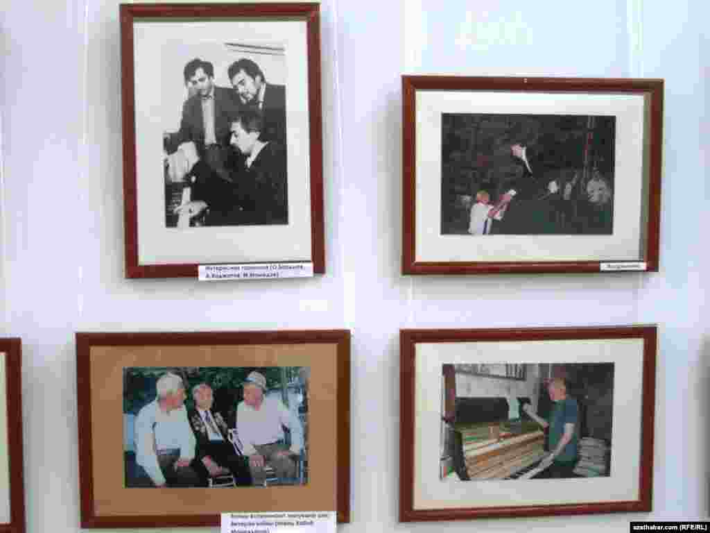 Myrat Diwanaýewiň sergisinden, Aşgabat, 21-nji iýun, 2011-nji ýyl. (Surata düşüren: D.Ýazgulyýew)