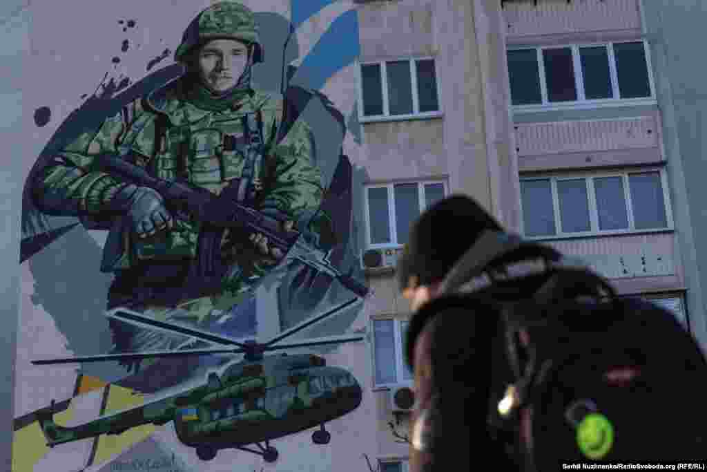 Цей мурал присвячений загиблому бійцю Андрію Огороднику на позивний «Оджос». Знайти його можна у Києві на вулиці Новаторів.15 квітня «Оджос» разом з бійцями свого підрозділу здійснив прорив на «Азовсталь». 26 квітня 2022 року він загинув від уламкового поранення під час боїв за Маріуполь.Художник Віталій Гідеван розповів про те, що ініціаторкою створення стінопису на честь бійця стала мама «Оджоса», Світлана Лисенко