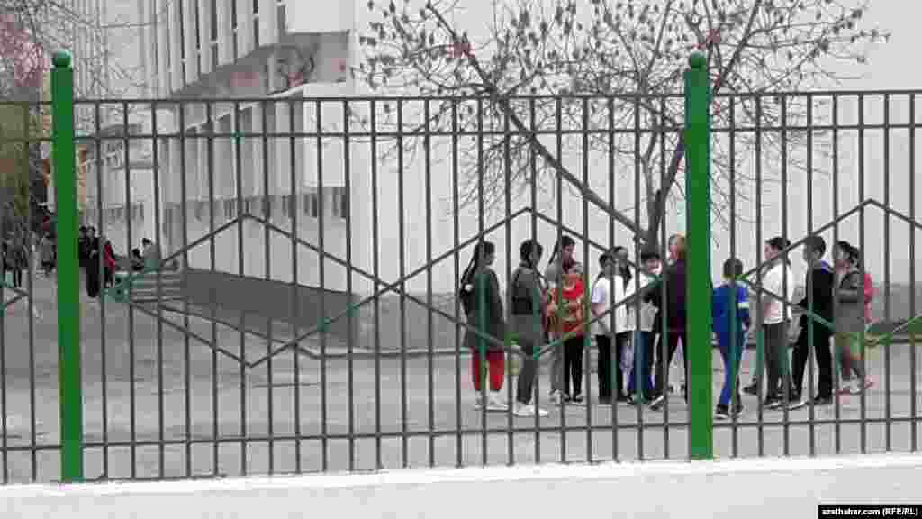 Orta mekdebiň howlusynda, Aşgabat&nbsp;