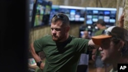 Serhii Filimonov, comandantul Batalionului ucrainean Lupii Da Vinci, urmărește o transmisiune în direct de pe linia frontului în timpul luptelor cu rușii în direcția Pokrovsk, Ucraina, sâmbătă, 9 august 2025.