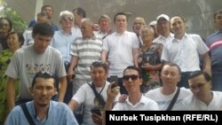 Жанбулат Мамай (ортодо) сот залынан бошотулгандан кийин жактоочулары менен. Алматы, 7-сентябрь, 2017-жыл. 