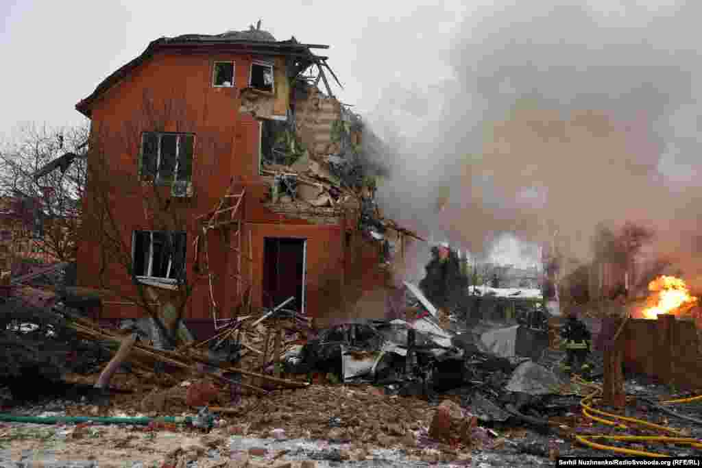 Пошкоджений обстрілом будинок