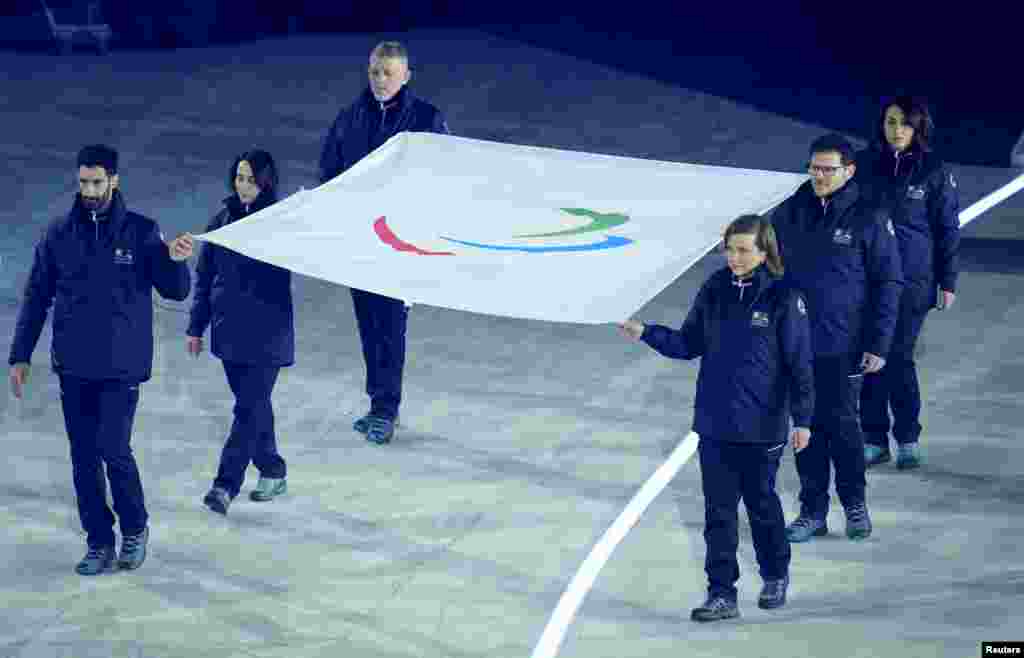 З гэтай прычыны спартоўцы некалькіх краін разам з Украінай байкатавалі ўдзел у цырымоніі адкрыцьця. Усяго ў спаборніцтвах выступяць атлеты з 55 краін. 