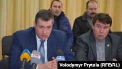 Группа российских депутатов во главе с председателем Комитета Госдумы РФ по вопросам сотрудничества со странами СНГ Леонидом Слуцким (слева) на встрече с депутатами Верховной Рады АРК во главе с вице-спикером парламента автономии Сергеем Цековым, 25 февраля 2014 года, Симферополь