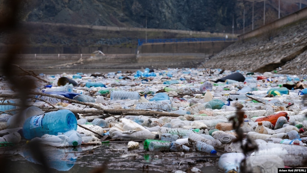 Pamje të tilla nga Badoci janë parë edhe në të kaluarën. Grupe vullnetarësh e ambientalistë në vitet paraprake kanë ndërmarrë nisma për largimin e mbeturinave nga ky burim uji, që gjendet jo larg kryqendrës së Kosovës.