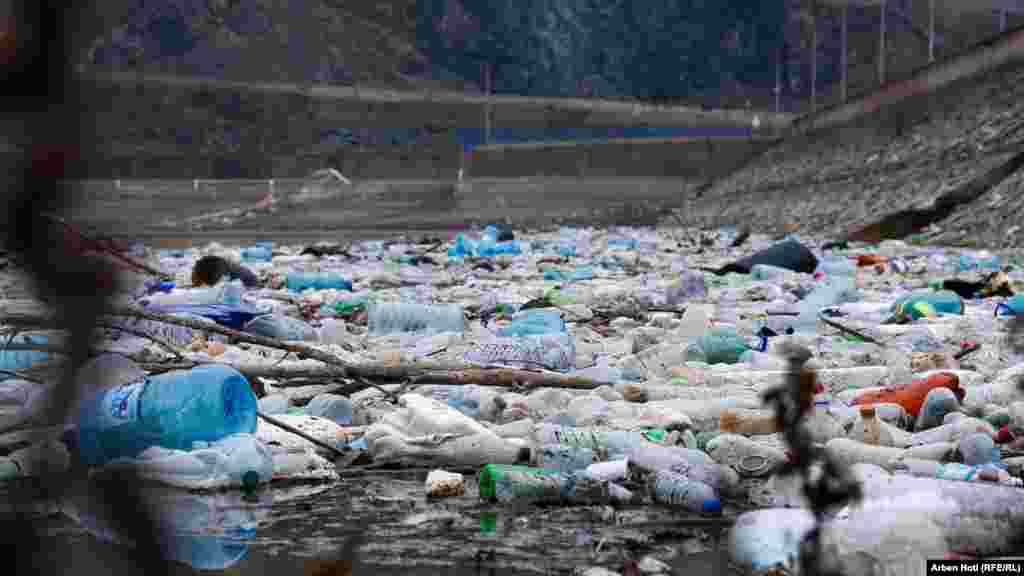 Pamje të tilla nga Badoci janë parë edhe në të kaluarën. Grupe vullnetarësh e ambientalistë në vitet paraprake kanë ndërmarrë nisma për largimin e mbeturinave nga ky burim uji, që gjendet jo larg kryqendrës së Kosovës. 