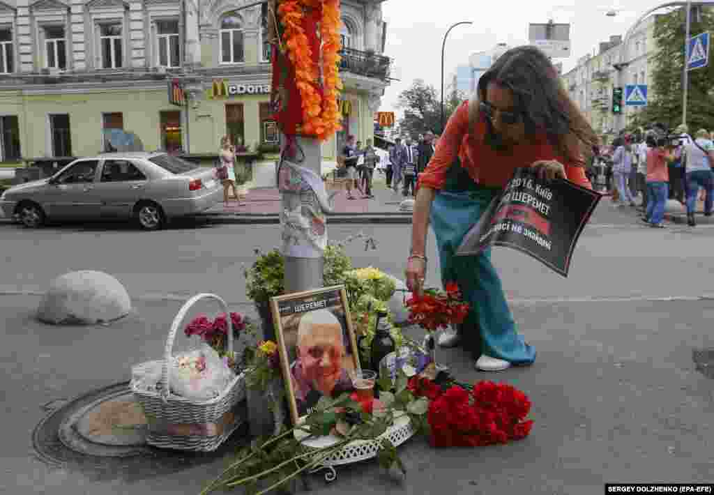 People lay flowers to commemorate slain journalist Pavel Sheremet during a rally at the site of his death in Kyiv. People gathered in memory of Sheremet and to stress their demand for an investigation into his killing. The Belarusian-born Russian journalist was killed in a car-bomb explosion in the center of the Ukrainian capital on July 20, 2016. (EPA-EFE/Sergei Dolzhenko)