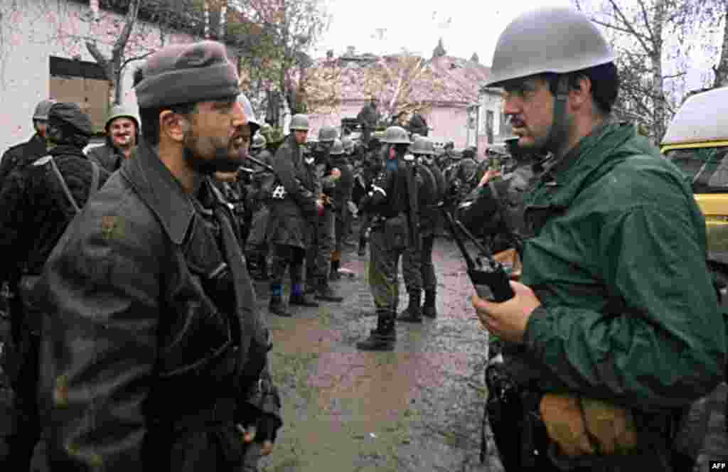 Nakon skupa na Gazimestanu ubrzana je kriza u Jugoslaviji koja se raspala u krvavom ratu. U jesen 1991. pao je Vukovar u Hrvatskoj i izvršen je masakr hrvatskih civila u selu Škabrnja nedaleko Zadra, u čemu je sudjelovala JNA.