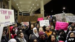 Пратэст у міжнародным аэырпорце Чыкага супраць абмежаваньняў на ўезд у ЗША. 29 студзеня 2017 году.
