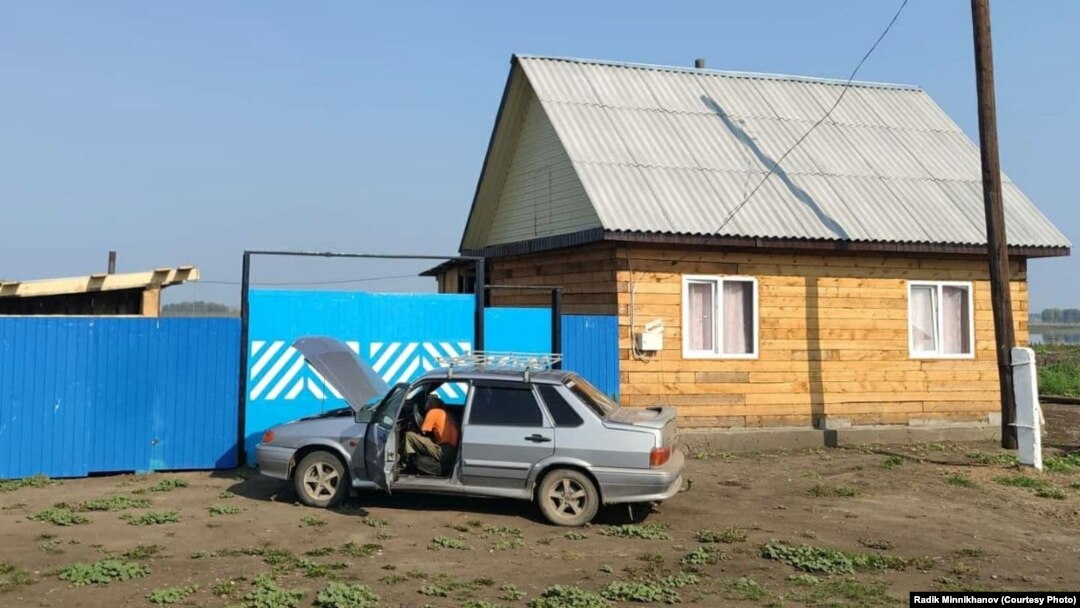 Каракүл авылында яңа йортларның берсе