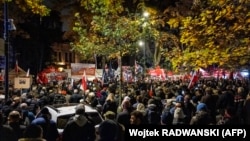 Протестующие у здания Конституционного трибунала в Варшаве, Польша, 30 октября 2026 года