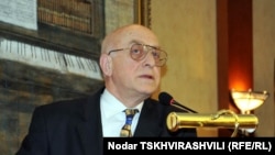 По словам политолога, Иванишвили говорил о том, что не собирается оставаться навеки в политике, сделает все, чтобы упорядочить возможность демократического развития страны, а затем вернется в бизнес