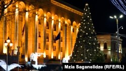ნაძვის ხე პარლამენტის წინ. 17 დეკემბერი, 2016 წ.