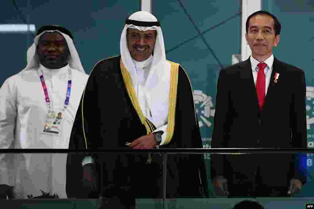 Президент Индонезии Джоко Видодо (справа) и президент Олимпийского совета Азии шейх&nbsp;Ахмад Аль-Фахад Аль-Сабах (в центре) на церемонии открытия.