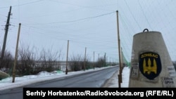 Дорога до Слов'янська, накрита антидроновими сітками, лютий 2026 року