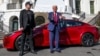 Američki predsjednik Donald Trump razgovara s medijima pored izvršnog direktora Tesle Elona Muska, s Teslinim automobilom u pozadini, u Bijeloj kući, mart 2025.