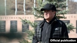 Президент Сооронбай Жээнбеков на субботнике в мемориальном комплексе «Ата-Бейит», 16 марта 2019 г.