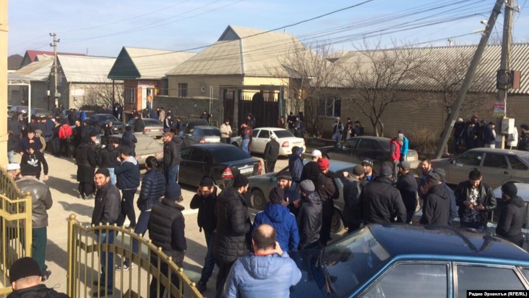 В Дагестане продолжается противостояние мусульман так называемого салафитского толка с правоохранительными органами. В последнее время оно обострилось из-за закрытия нескольких мечетей, которые считаются салафитскими