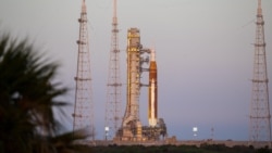 Ракета SLS с кораблем Orion на стартовой площадке