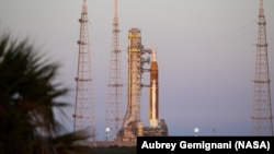 Ракета SLS с кораблем Orion на стартовой площадке