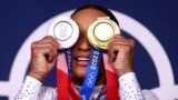 22 жаштагы бразилиялык атлет Ребека Андраде спорттук гимнастикадан алтын жана күмүш байге утту.