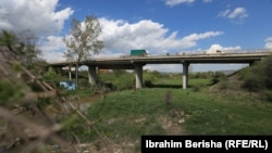 Ura në të cilën ndodhi bombardimi i autobusit me udhëtarë në fshatin Lluzhan të Podujevës.