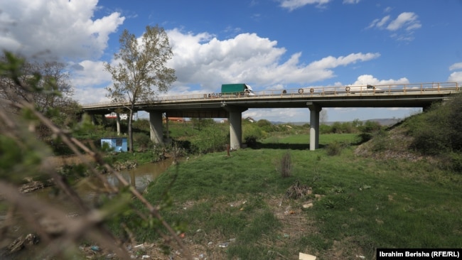 Ura në të cilën ndodhi bombardimi i autobusit me udhëtarë në fshatin Lluzhan të Podujevës.
