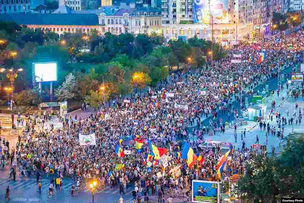 Zeci de mii de oameni au demonstrat duminică la București împotriva intenției guvernului român de a autoriza deschiderea exploatării aurifere de la Roșia Montană (foto: IGU)