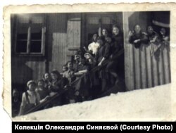 Фото примусових робітниць із Луганська, які працювали на фабриці із виготовлення лампочок у місті Гросбрайтенбах, 1943 рік. Колекція Олександри Синяєвой