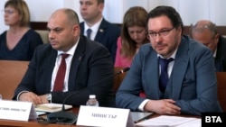 Вътрешният министър Даниел Митов (вдясно) и заместникът му Филип Попов.
