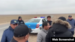 Әлімнұр Тұрғанбайды босатуды талап еткен топқа полицияның келген сәті. Алматы облысы, 13 қараша 2025 жыл.