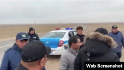 Polisiýa Almaty sebitinde Hytaýa garşy protestiň geçirilen ýerinde. 13-nji noýabr, 2025 ý.