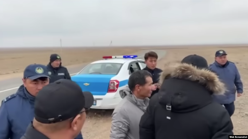 Полиция на месте проведения антикитайской акции в Алматинской области. 13 ноября 2025 года