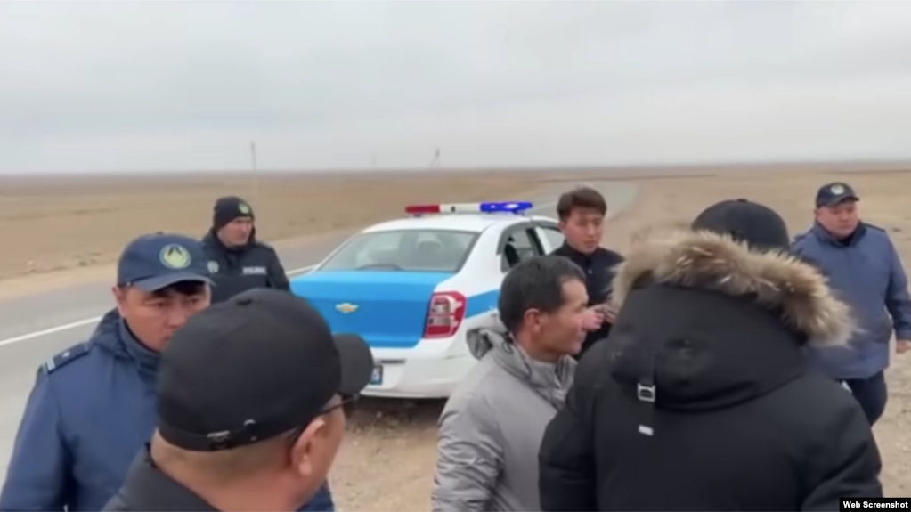 Члены незарегистрированной партии «Атажурт» требуют освободить Алимнура Турганбая. Алматинская область, 13 ноября 2025 года