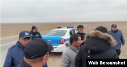 Наразылыққа шыққан "Атажұрт" белсенділеріне полиция келген сәт. Алматы облысы, 13 қараша, 2025 жыл.